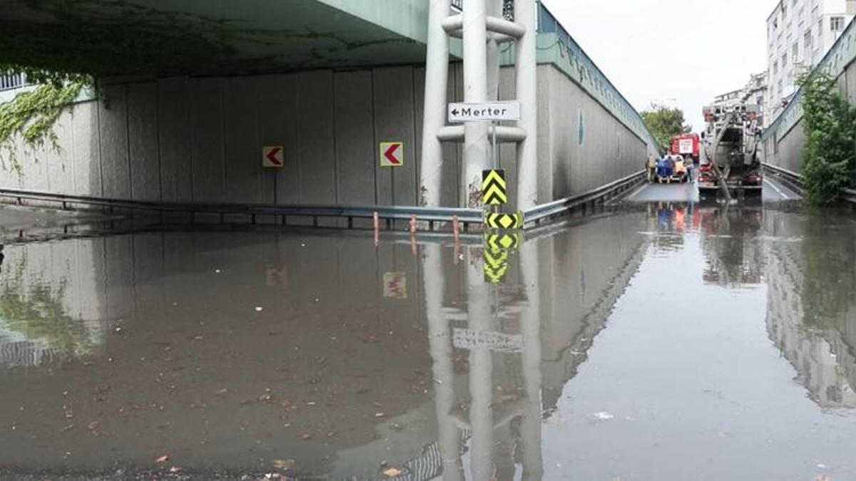 İstanbul'u sağanak vurdu! Yollar göle döndü, araçlar mahsur kaldı