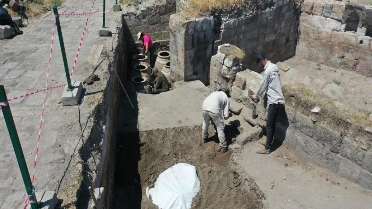 100 kişilik ekip 5 küp görünce her şey durdu: Çarşının ortasını kazarken gizemli depo çıktı