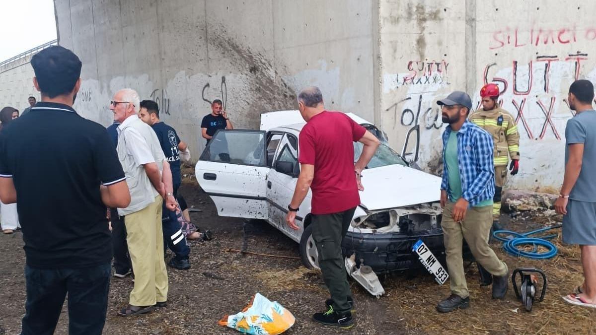 Bursa'da otomobil köprü altındaki beton duvara çarptı: 3 ölü 2 yaralı / Ek Fotoğraflar