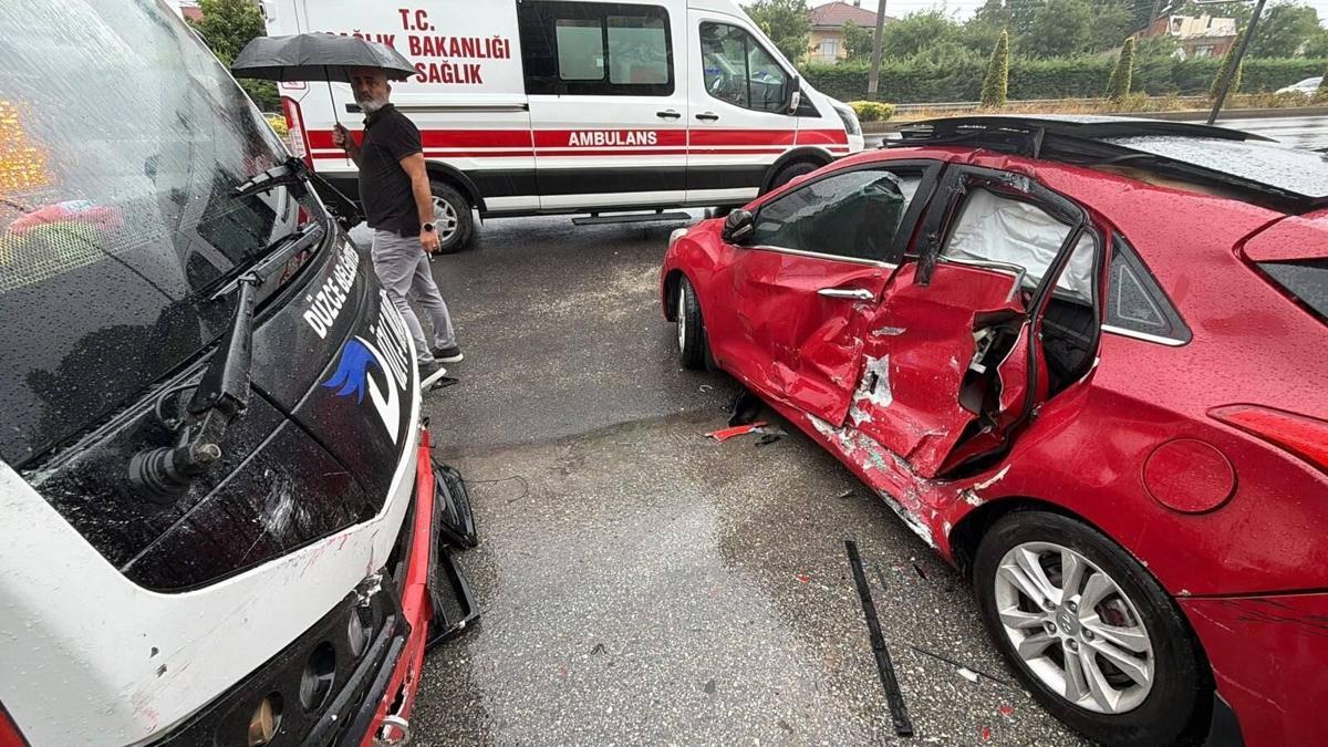 Düzce'de yolcu midibüsü ile otomobil çarpıştı: 5 yaralı