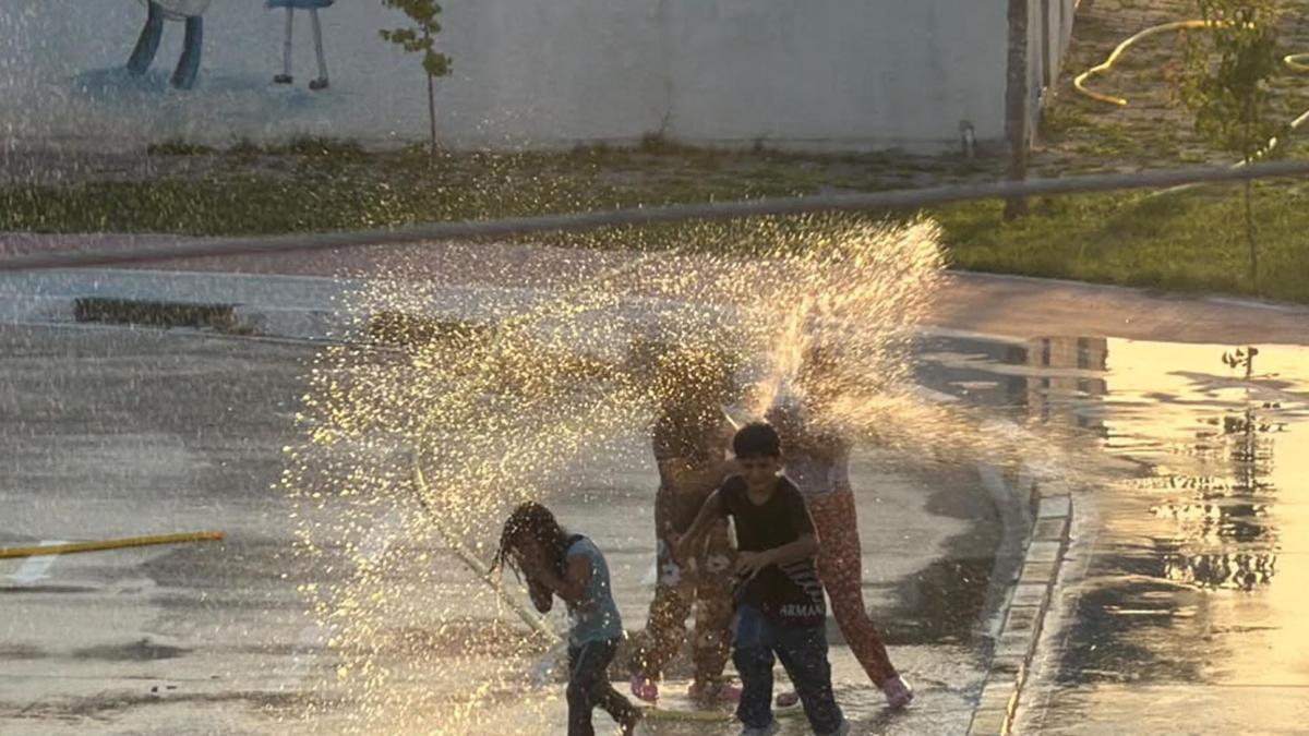 Iğdır’da çocuklar hortumdan akan suyla oynayıp serinledi