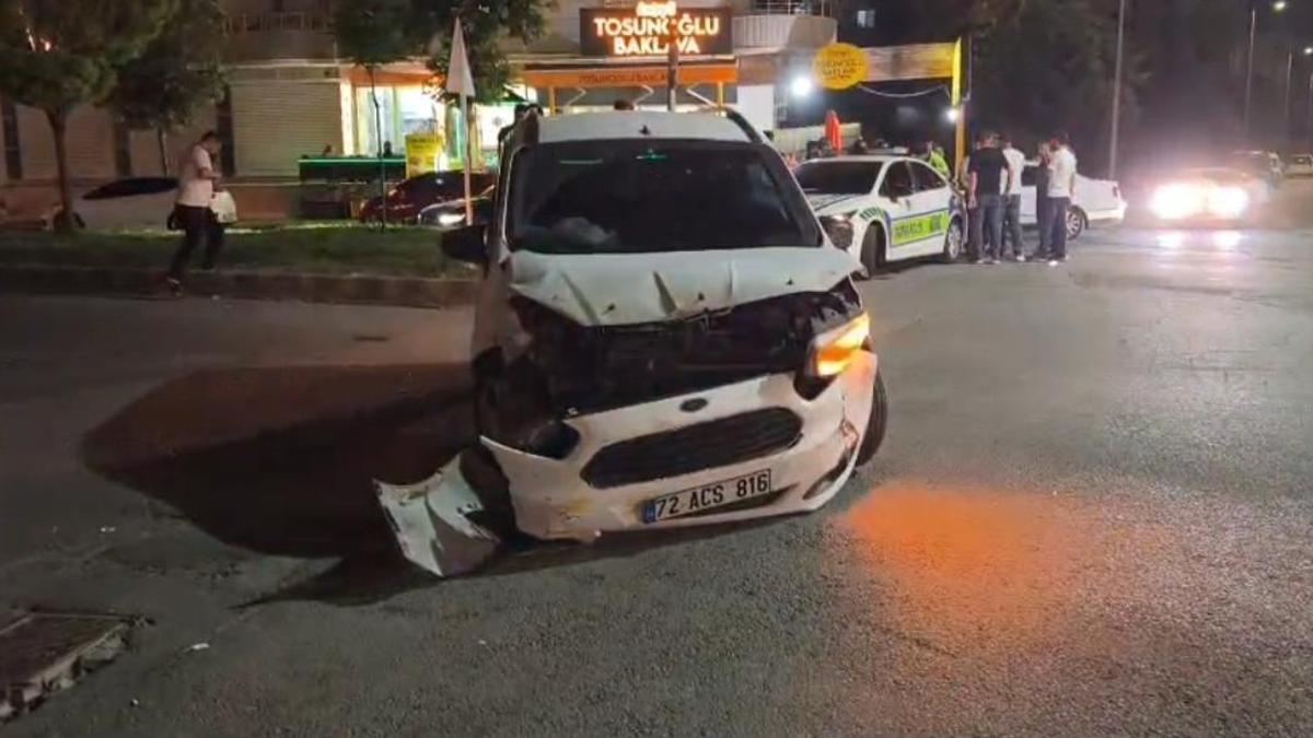 Batman'da taksi ile hafif ticari araç çarpıştı: 2 yaralı