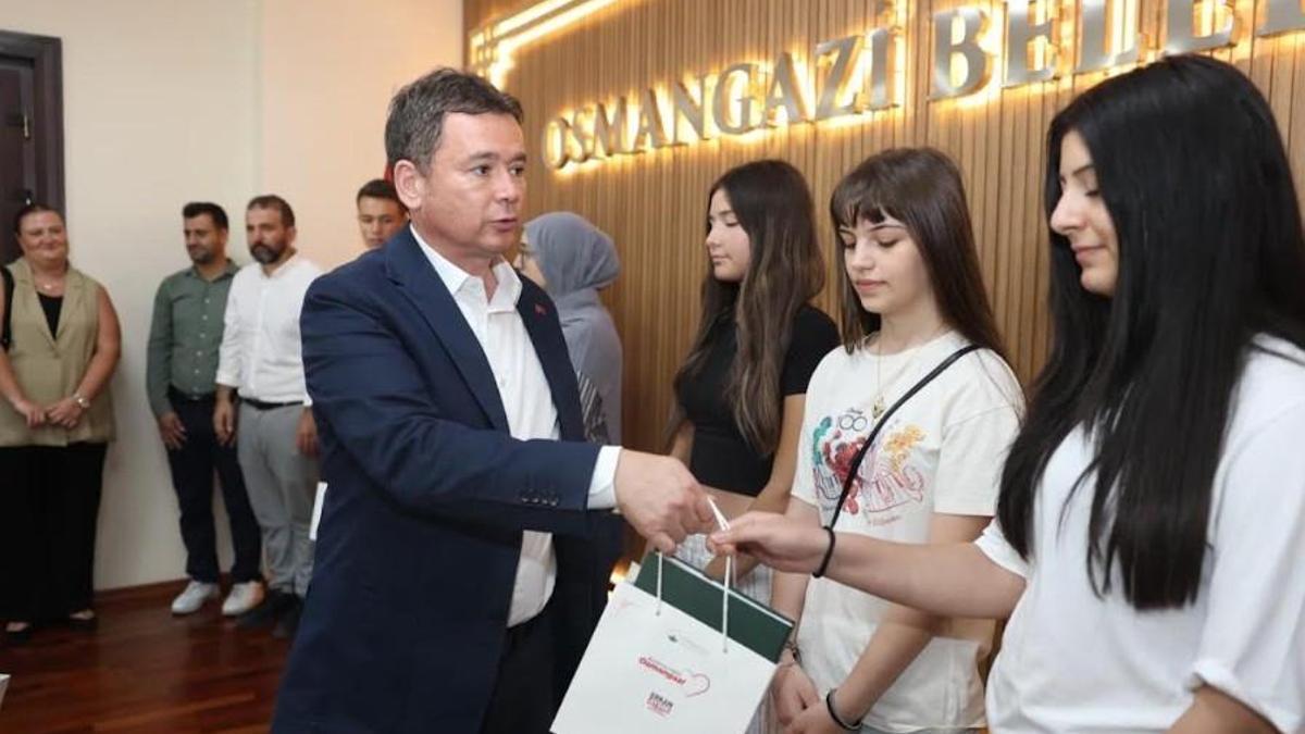 Ücretsiz LGS kurslarının başarılı öğrencileri Osmangazi Belediye Başkanı ile buluştu