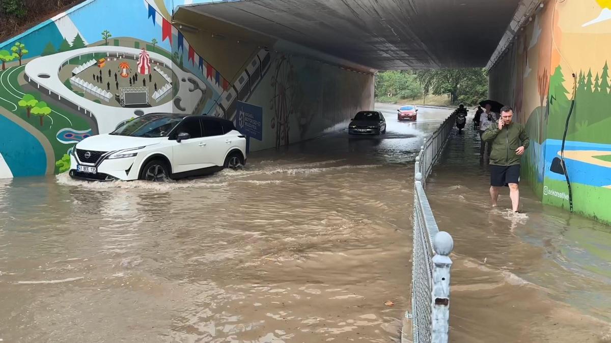 Kocaeli'de sağanak; alt geçit suyla doldu