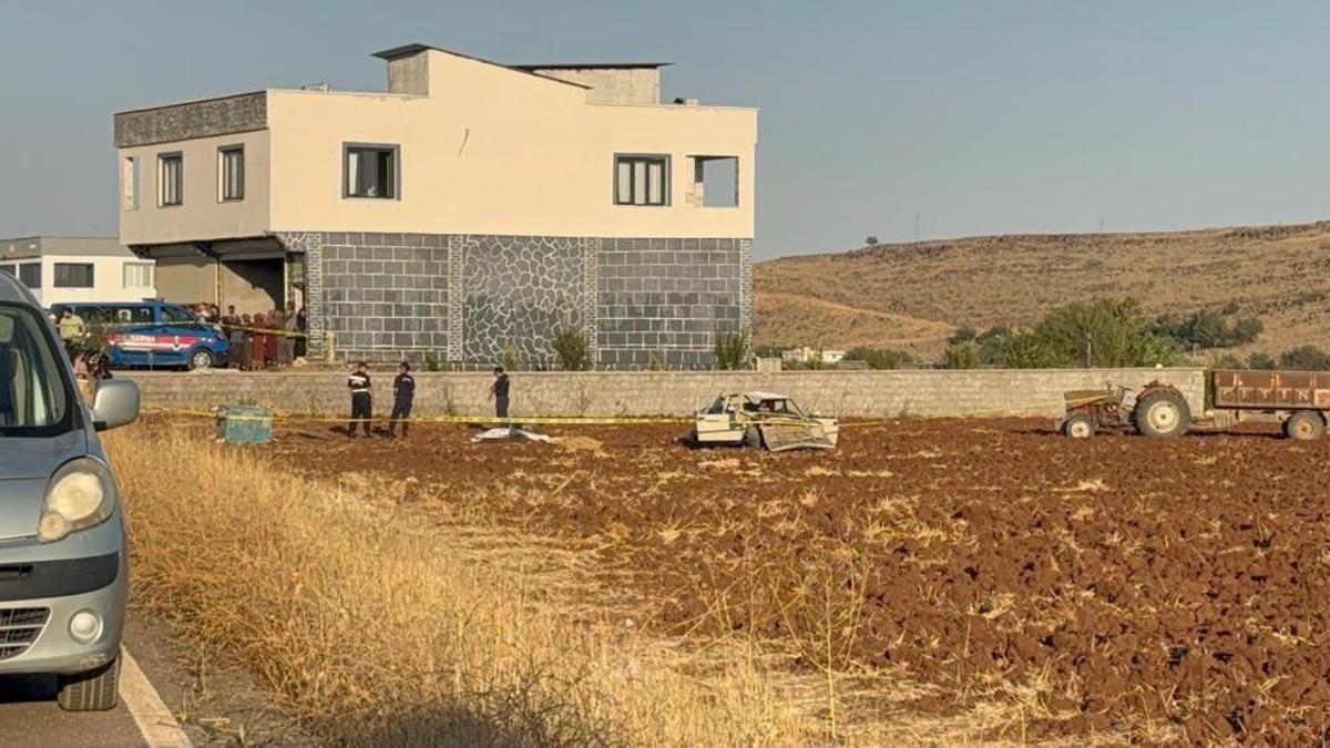 Gaziantep’te feci kaza! Otomobil evin önünde oturanların arasına daldı