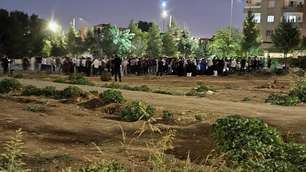 Batman'da mezarlıkta kurşun yağmuru! Baba, oğlu ve yeğeni can verdi