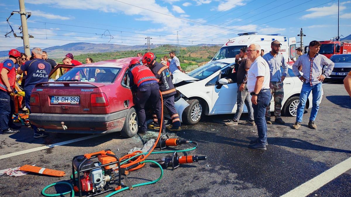 Pamukova’da 2 otomobil çarpıştı 1’i ağır 7 yaralı