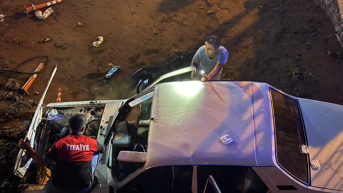 Otomobil köprüden sulama kanalına düştü: 4 yaralı