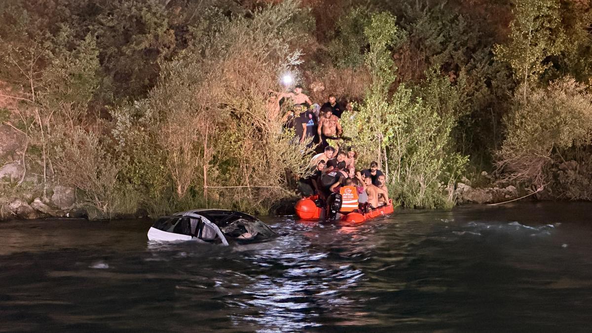 Tunceli’de otomobil takla atıp Munzur Nehri’ne düştü: 2 yaralı