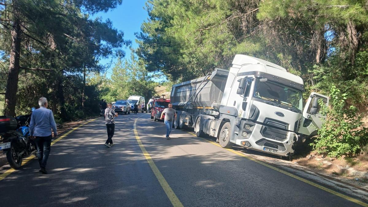 Hafriyat kamyonu ile otomobil çarpıştı; 1 ölü, 2 yaralı