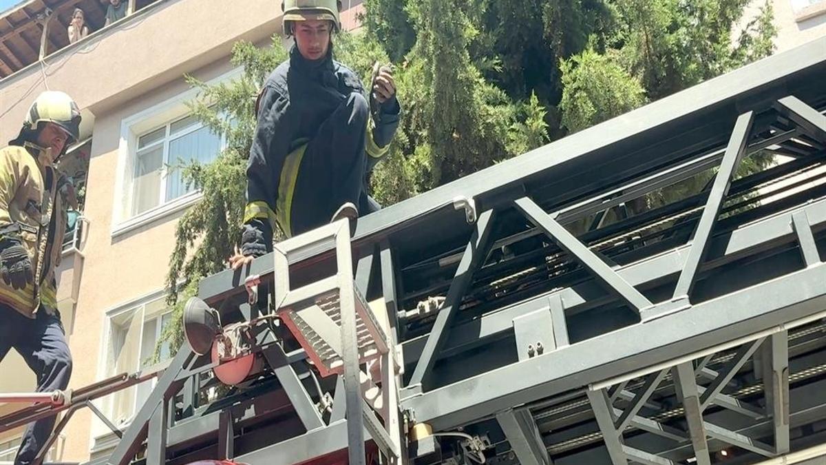 Avcılar'da mahsur kaldı: Güvercin hayata itfaiye ile tutundu