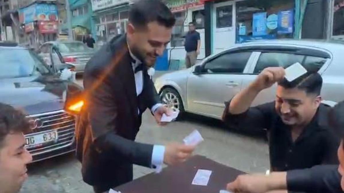 Harçlık için gelin arabasının önünü kesip, yolun ortasında iskambil oynadılar
