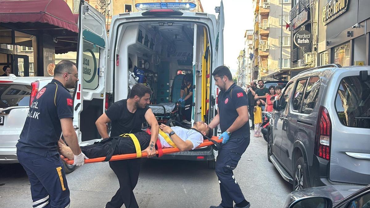 Husumetlisi tarafından sokak ortasında bacağından vuruldu