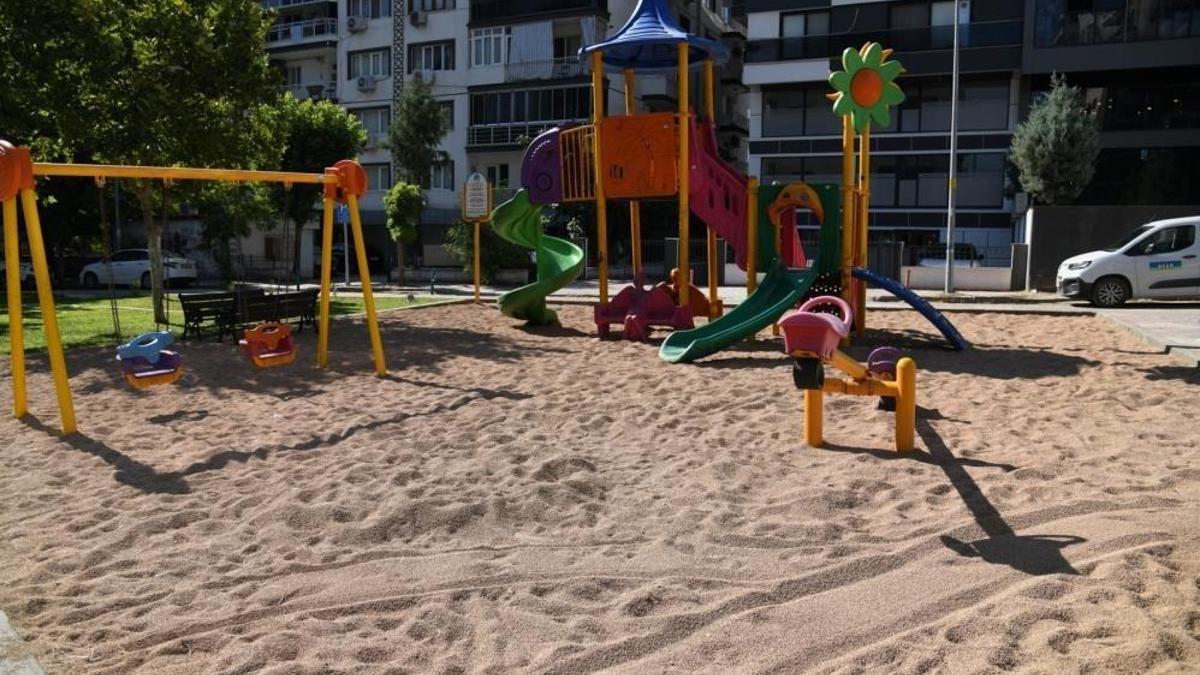 Manisa'da çocuk parklarında yeni dönem: Zeminde kullanılmaya başlandı