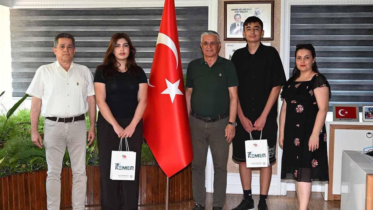 Başkan Topaloğlu, YKS'de derece yapan öğrencileri ağırladı