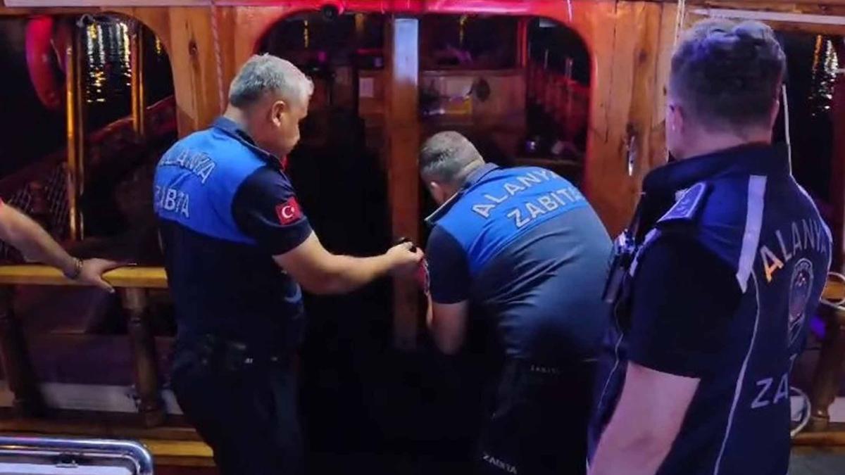 Çalışanları kavga eden 2 tur teknesi mühürlendi