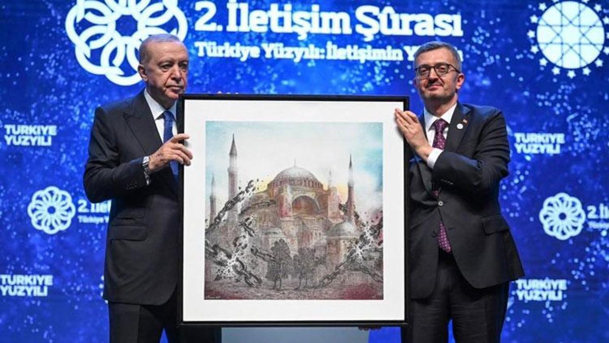 Cumhurbaşkanı Erdoğan'a İletişim Başkanı Duran'dan anlamlı hediye