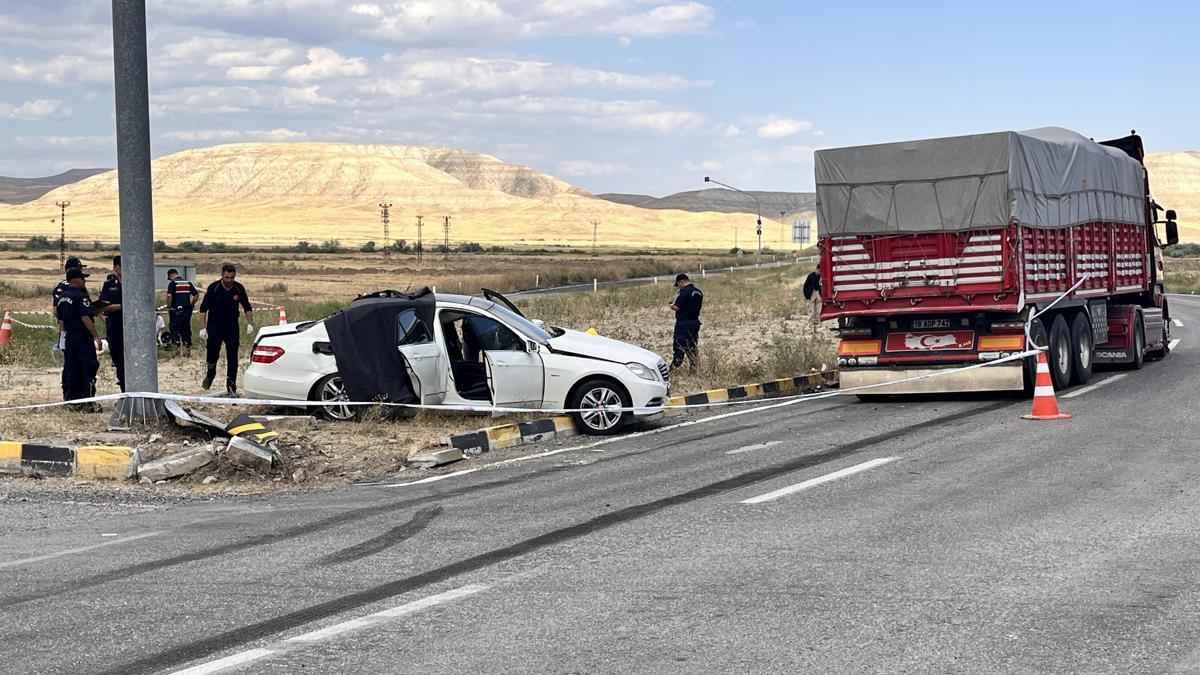 Çankırı'da kamyon ile otomobil çarpıştı: 3 ölü