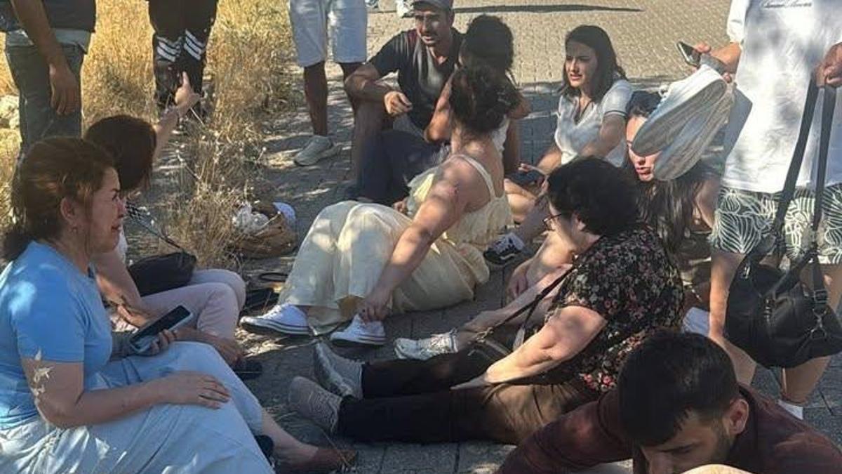 Kahta'da turistleri taşıyan minibüs devrildi: 13 yaralı
