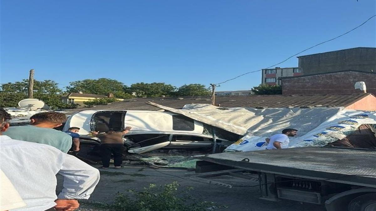 Arnavutköy'de korkunç kaza: Otomobil gecekonduya çarptı