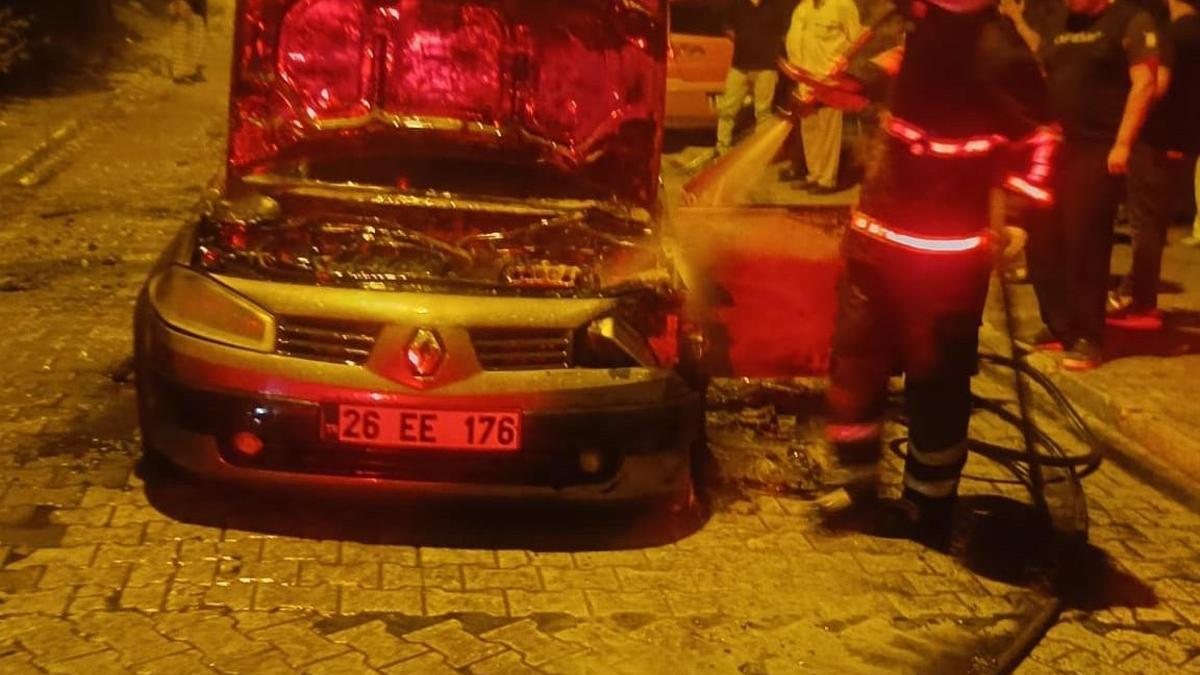 Batman’da park halindeki otomobil yandı