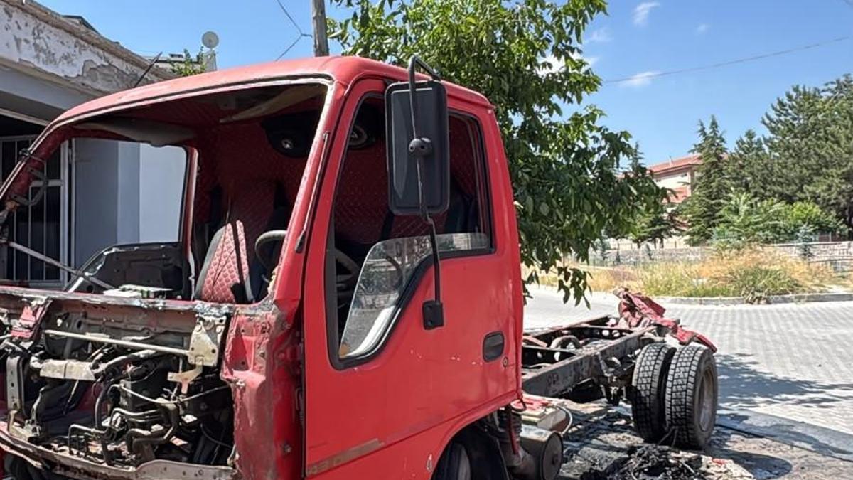 Nevşehir'de park halindeki kamyonet yandı