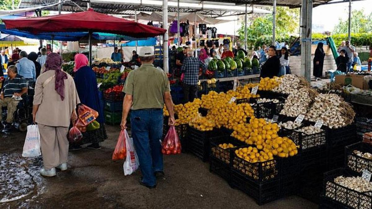 Yaz meyve ve sebzeleri Çarşamba'da tezgahları süsledi