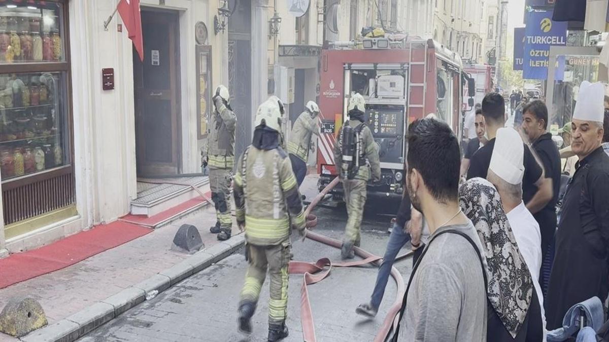 Taksim'de AVM lokantasında yangın: Bina tahliye edildi, yangın söndürüldü