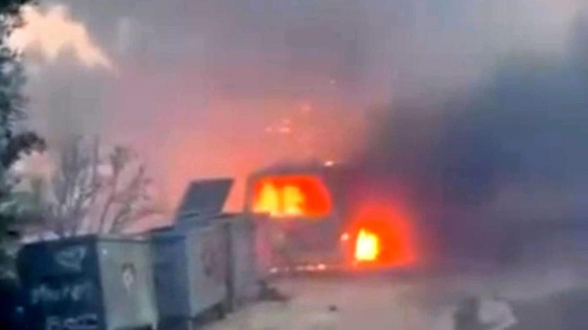 Çalılık yangında araç ve ev hasar gördü
