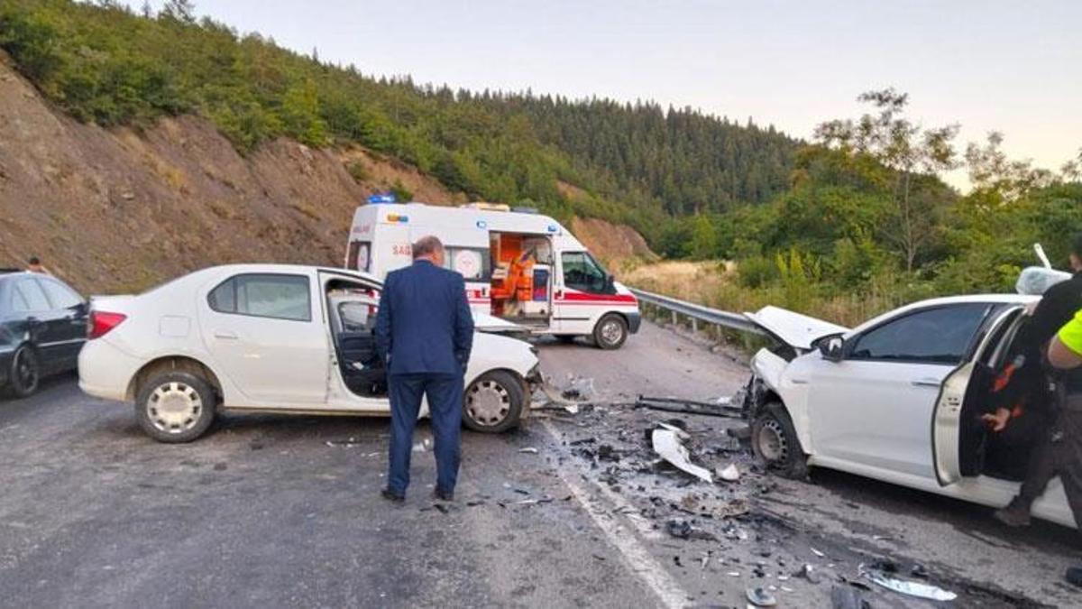 İki otomobil kafa kafaya çarpıştı 4 kişi yaralandı