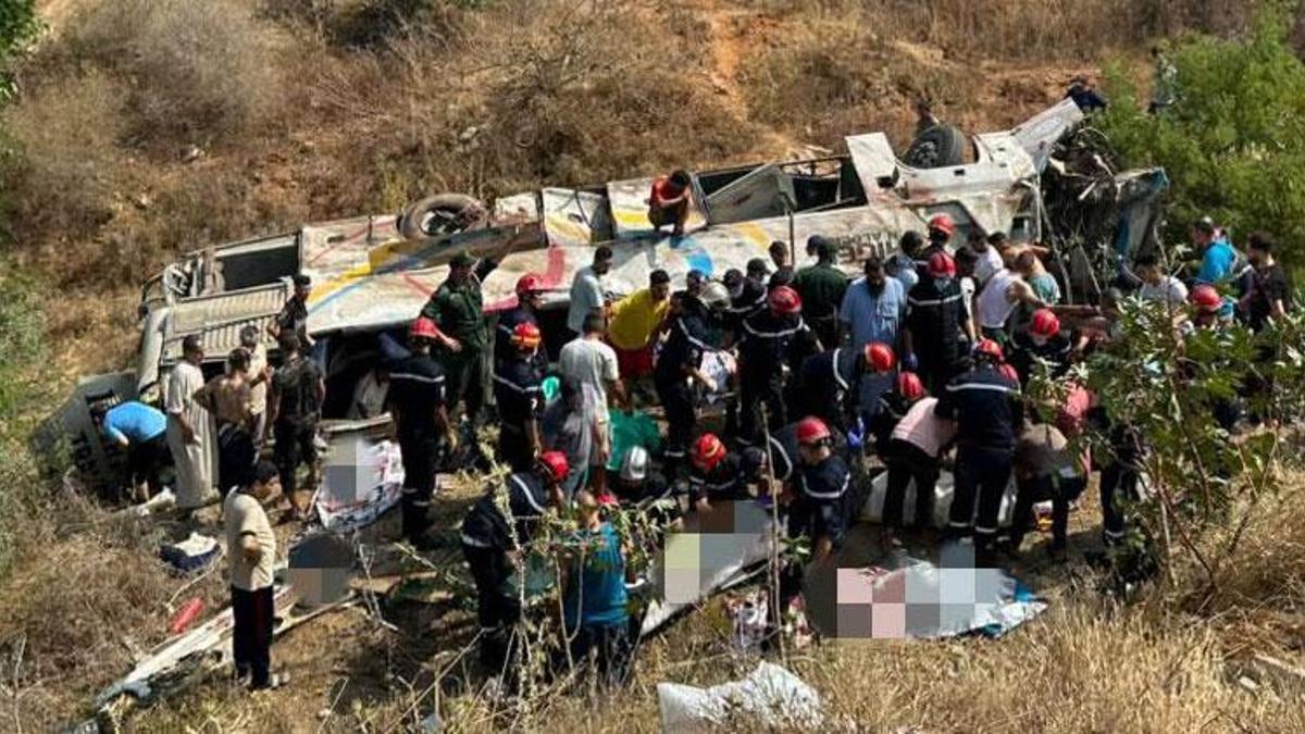 Yolcu otobüsü şarampole yuvarlandı 25 kişi hayatını kaybetti