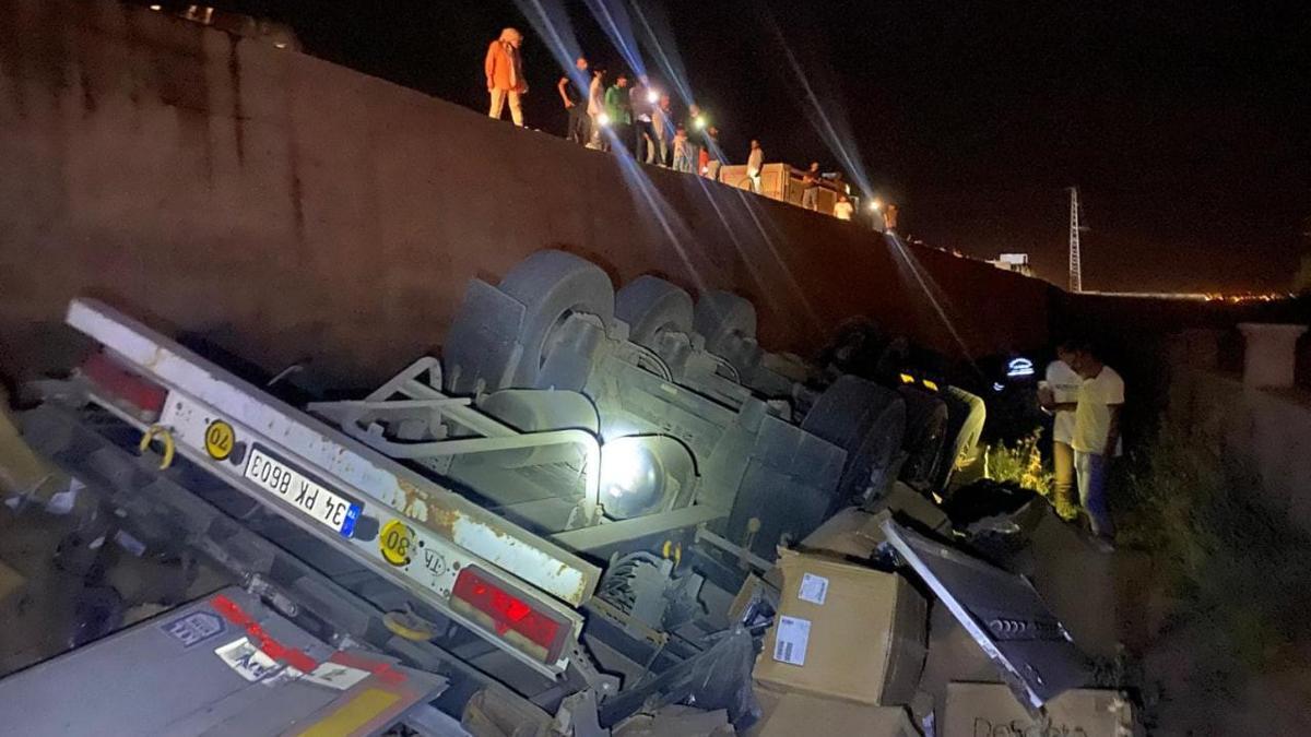 Karton yüklü TIR'ın 4 metreden araziye düştüğü kazada sürücü ağır yaralandı