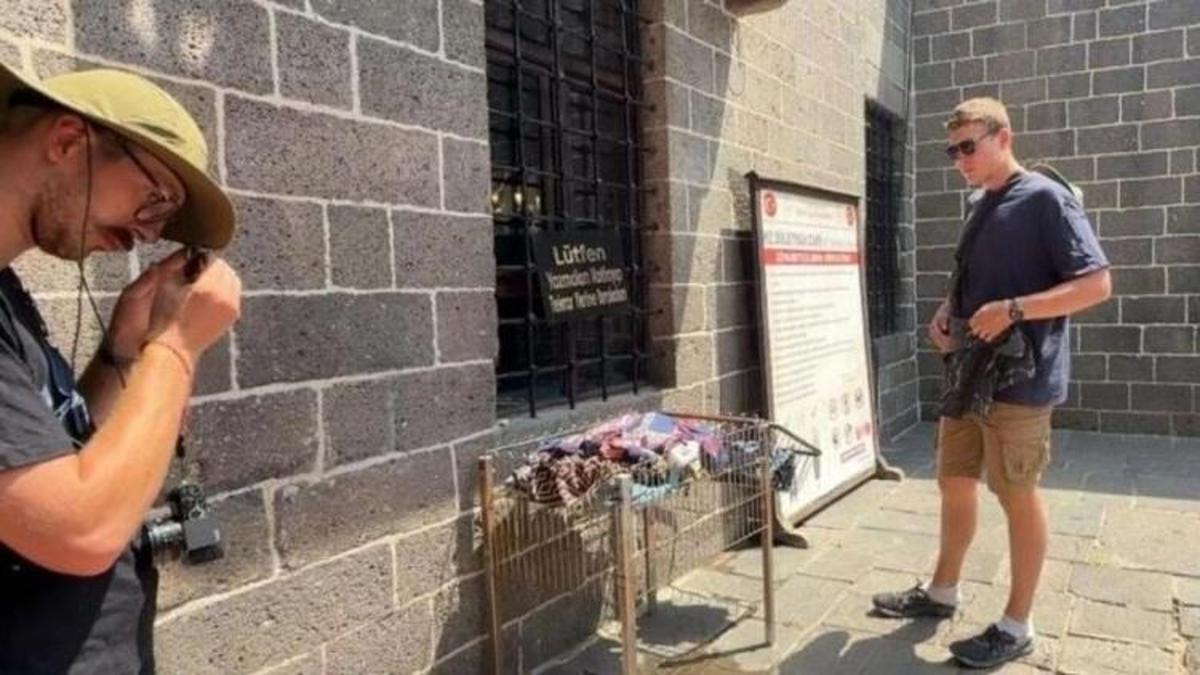 Fransız turist Diyarbakır’daki camiye böyle girdi: Herkesi şaşırtan hareket