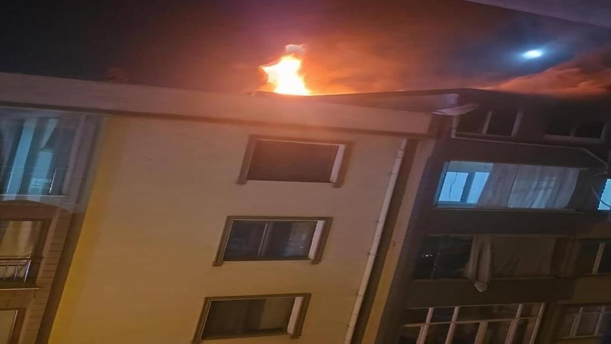 Küçükçekmece'de alevler geceyi aydınlattı: 1 kişi dumandan etkilendi