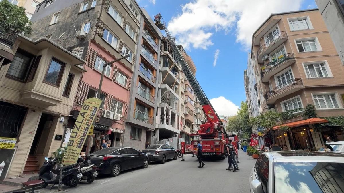 Beyoğlu'nda çatıya çıplak çıkan turisti görenler itfaiyeyi aradı: Dolaşmaya geldim