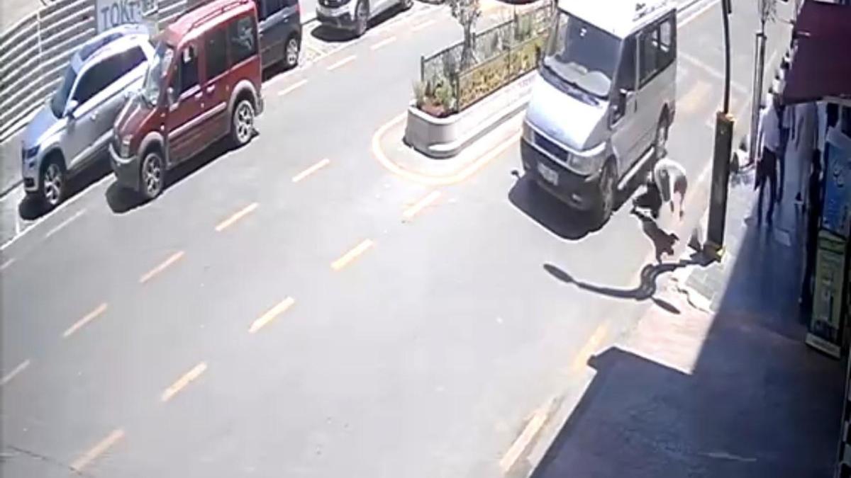 Minibüsün çarptığı yaya yaralandı; kaza kamerada