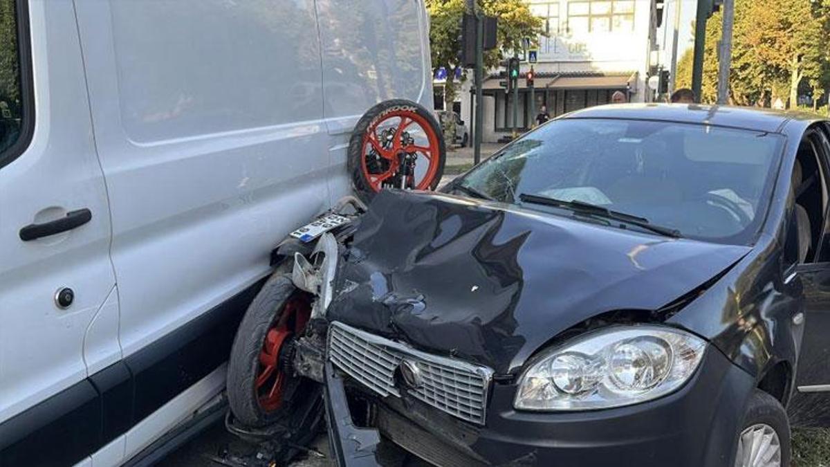 Otomobil ile çarpışan motosiklet park halindeki kamyonet ile otomobil arasında sıkıştı