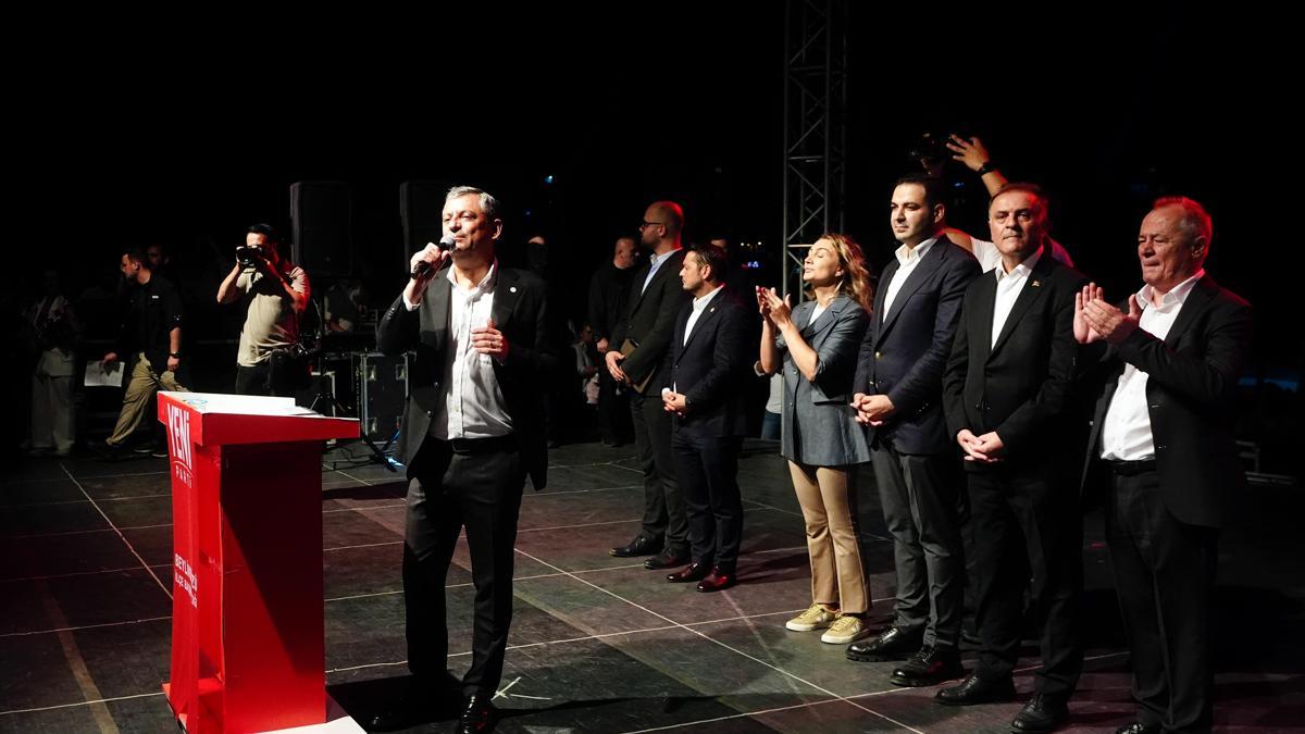 Yeni Parti Genel Başkanı Özel Beylikdüzü'nde partililere hitap etti: