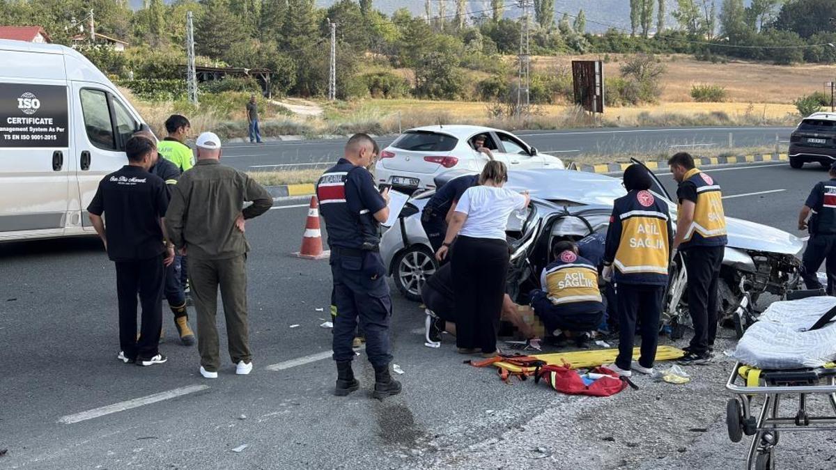 Otomobil su kanalına çarptı! 2 kişi öldü, 4 yaralı var