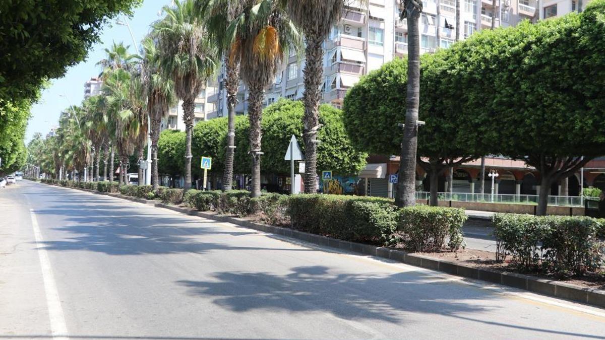 Sıcak hava Adana'nın simge noktalarını sessizliğe bürüdü