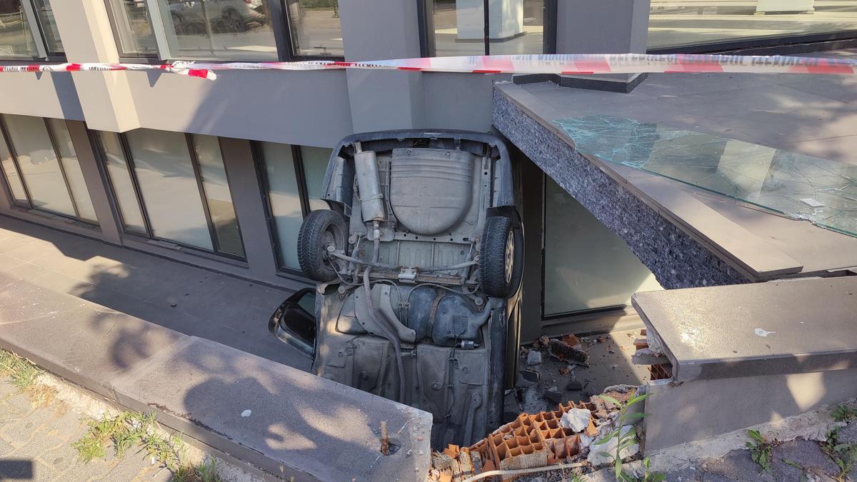 Bakırköy'de otomobil apartman boşluğuna düştü: 2 yaralı