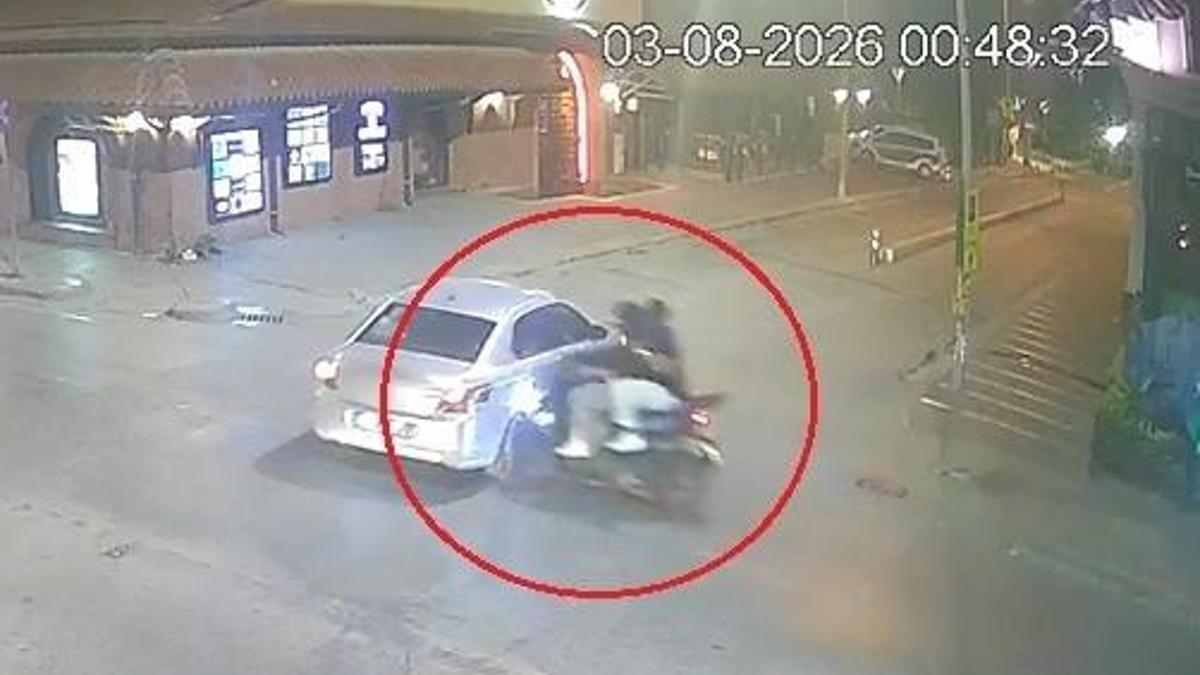 Eskişehir’de motosiklet otomobile çarptı; kaza kamerada