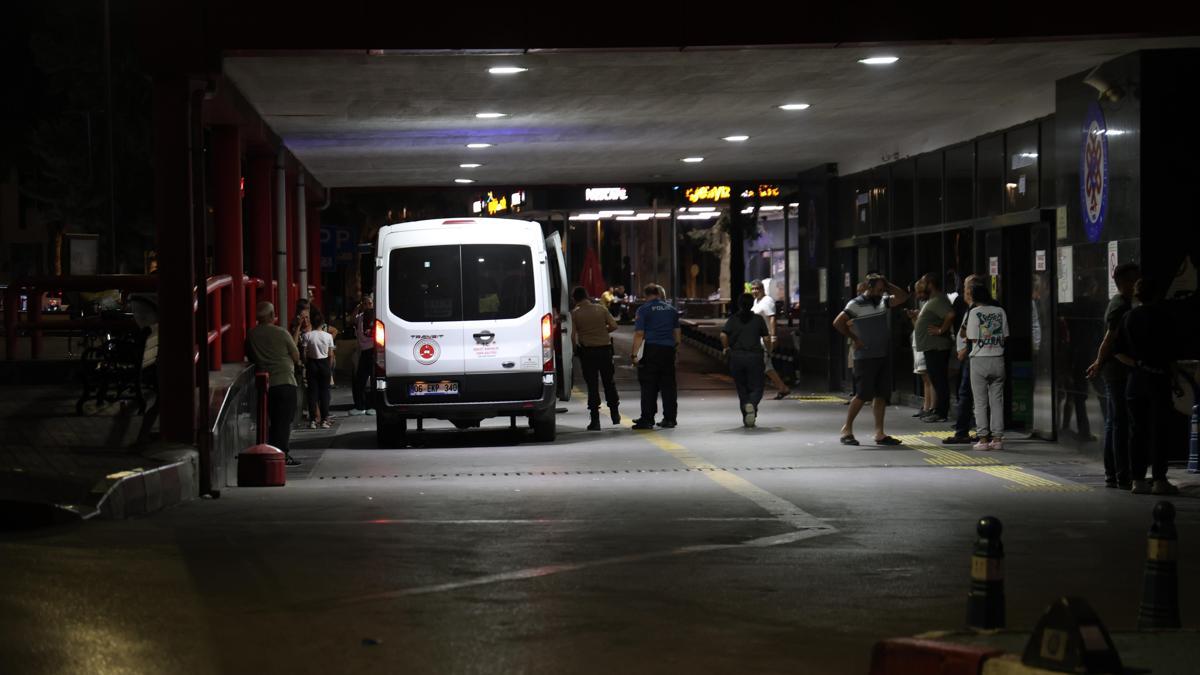 İzmir'de motosiklet bariyerlere çarptı: 1 ölü, 1 ağır yaralı