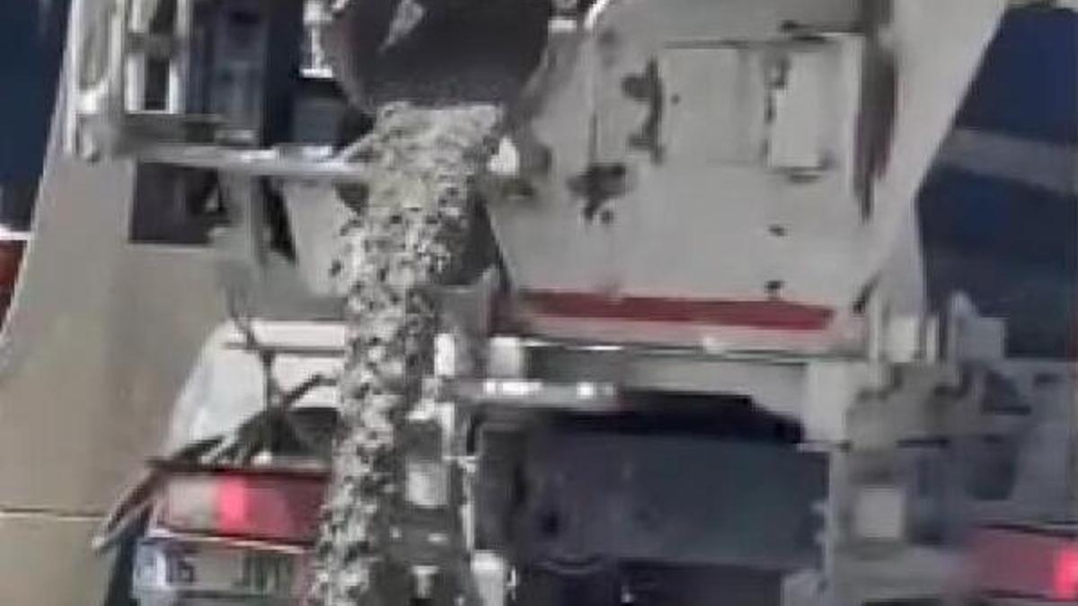Sultangazi'de yola beton döken mikser trafikten men edildi
