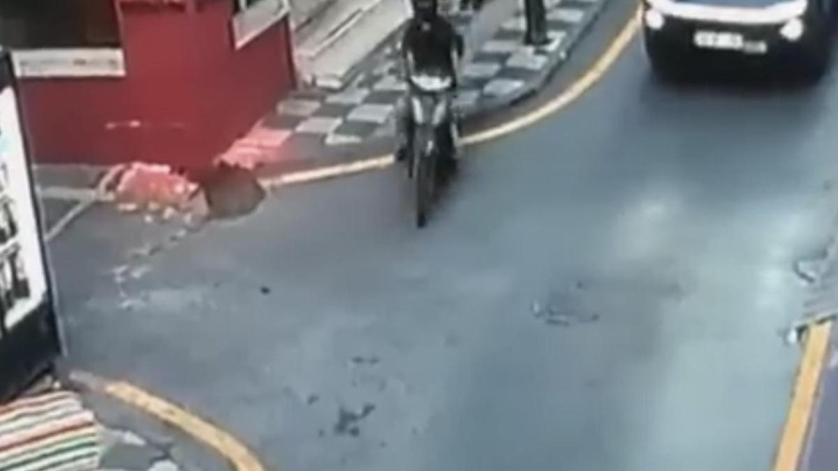 Polisten kaçan sürücünün motosikleti vali yardımcısına çarptı; o anlar kamerada