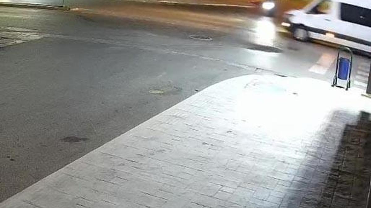 Minibüsün motosiklete çarptığı kaza kamerada