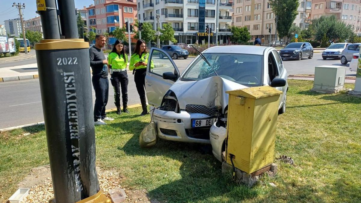 Otomobil elektrik direğine çarptı, anne ile kızı yaralandı