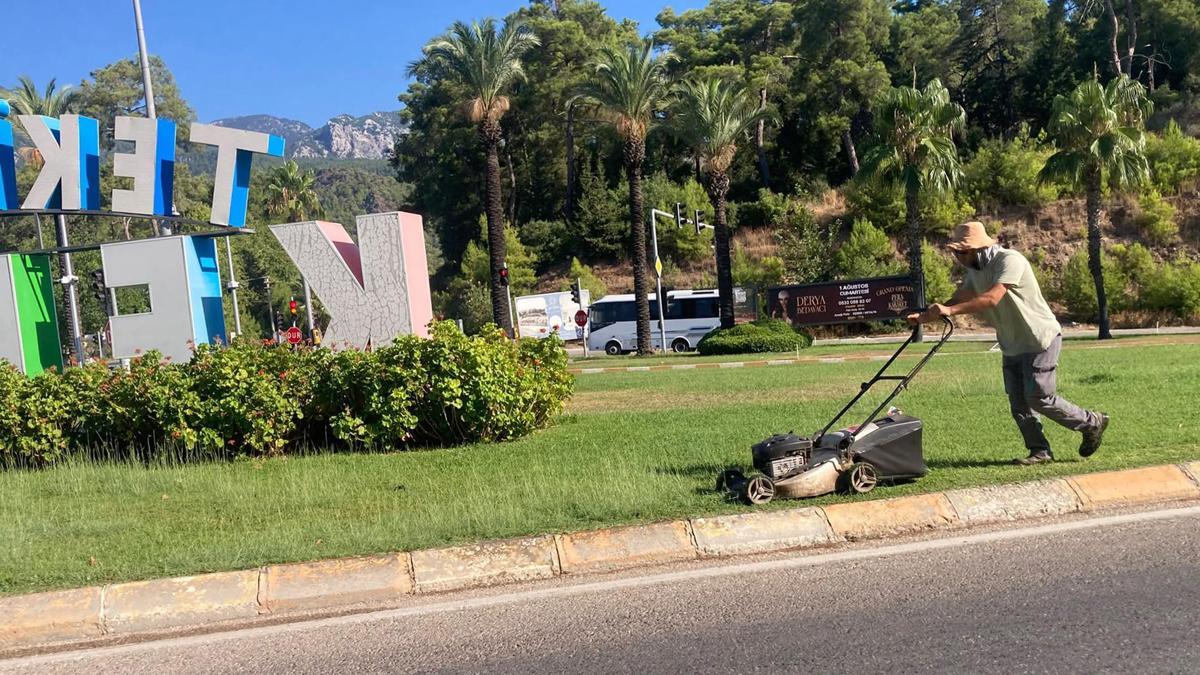 Kemer’de parklarda çim biçme çalışmaları