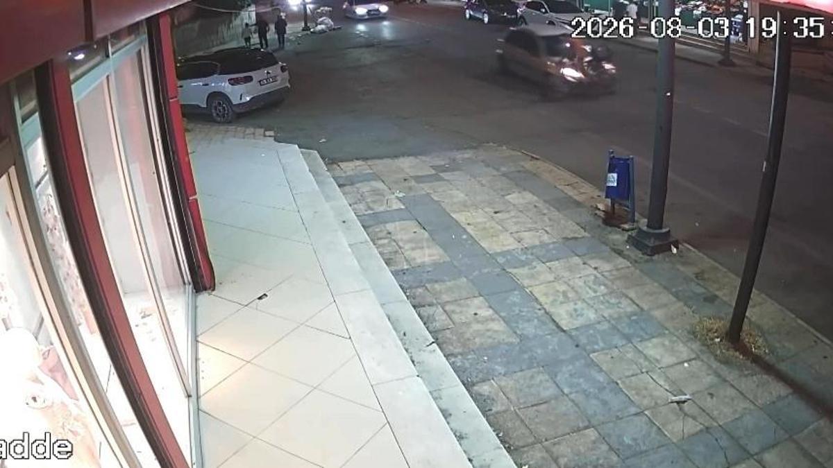 Otomobil ile bisikletin çarpıştığı kaza kamerada; 1 yaralı
