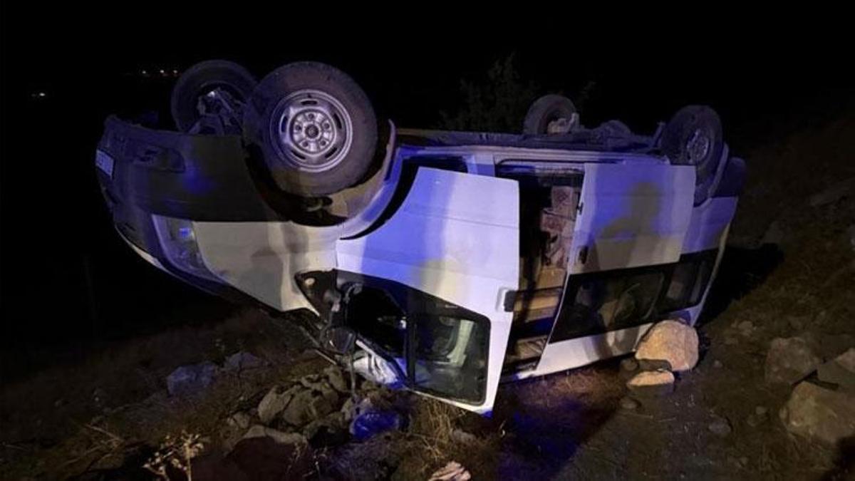 Minibüs şarampole yuvarlandı kazada 5 kişi yaralandı